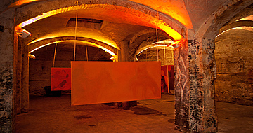 Foto vom Ausstellungsraum der Karmers Ausstellung Orange in Hamburg